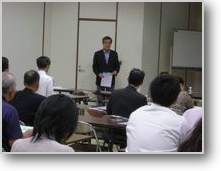 堀江会長のあいさつとWアップサポート説明の様子 堀江会長のあいさつとWアップサポート説明の様子